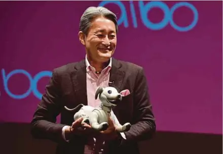  ?? AFP PIC ?? Sony Corp chief executive officer Kazuo Hirai introducin­g the robotic dog AIBO at a news briefing in Tokyo yesterday.