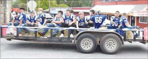  ?? Westside Eagle Observer/MIKE ECKELS ?? The Decatur Bulldog varsity and junior varsity football teams serve as grand marshals for the 2021 Decatur homecoming parade which passed through downtown Decatur and ended at Peterson Gym Friday afternoon.