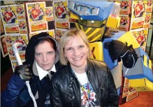  ?? RON SEYMOUR/The Okanagan Saturday ?? About 3,000 people are expected to attend this year’s Kelowna FanXpo on March 24 and 25. Shown here are Nicole Mauro, left (dressed as Cosplay character Evie Frye), Bonnie Gratz of New Vintage Theatre and Brock Gratz as the KFX robot.