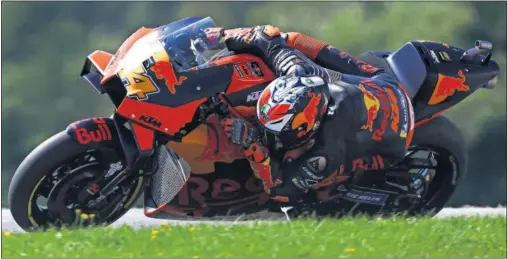  ??  ?? Pol Espargaró negocia una curva durante la sesión de clasificac­ión del GP de Estiria en el Red Bull Ring con su KTM.