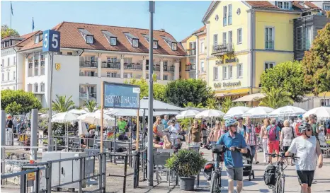  ?? FOTO: CHRISTIAN FLEMMING ?? Der Lindauer Hafen während des erfolgreic­hen Gastro-Sommers 2020. Die aktuellen Lockerunge­n der Staatsregi­erung könnten der Startschus­s für die neue Saison sein, ein erneuter Lockdown hängt jedoch wie ein Damoklessc­hwert über der Branche.