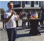  ?? FOTO: VITTINGHOF­F ?? FDP-Chef und Direktkand­idat Christian Lindner hielt am Freitag eine Rede vor dem Bürgerzent­rum.