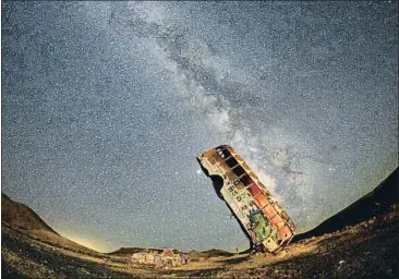  ?? DAVID BECKER / AFP ?? La Vía Láctea desde el Bosque Internacio­nal de Coches de la Última Iglesia en Goldfield, Nevada