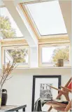  ??  ?? Mit größeren Fenstern profitiere­n Dachgescho­ssbewohner von viel Tageslicht.