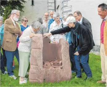  ?? FOTOS: LYDIA SCHÄFER ?? Gunar Seitz (mit Kappe) erklärt am Tag des offenen Denkmals interessie­rten Bürgern die Kunstwerke, die während des Künstler-Symposiums in Kluftern entstanden sind.