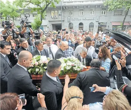  ?? LUCIANO THIEBERGER ?? El emotivo adiós. Amigos, familiares y cientos de seguidores despidiero­n a Pérez Volpin.