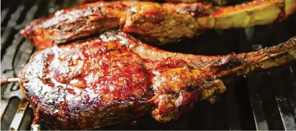  ?? Fotos: Michael Pohl ?? Tomahawk Steaks vom australisc­hen Black Angus Rind auf dem Gasgrill: Mit der richtigen Grillmetho­de und etwas Geduld gelingt jedem ein solches Premium Stück.