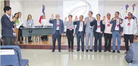  ?? ?? Momentos en que el nuevo comité ejecutivo de la Federaciòn Dominicana de Fùtbol es juramentad­o para el período 2024-2028 durante una sesiòn efectuada en el Salòn Ulises Garcìa Saleta.