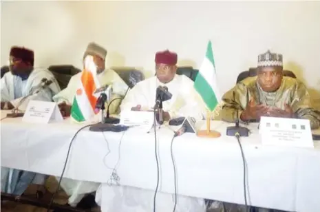  ??  ?? Gov. Aminu Tambuwal with the governors of Dosso and Tahoua at the meeting