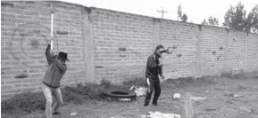  ??  ?? DESTREZA. En el campo, todos los hombres tienen que aprender a rajar la leña para la cocción de los alimentos.