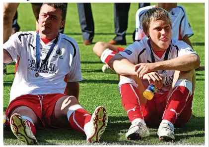  ?? ?? HAMPDEN HEARTACHE Scott Arfield, right, with Falkirk team-mate Tam Scobbie after Cup Final defeat to Rangers in 2009