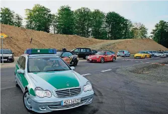  ?? FOTO: IMAGO ?? Bekommt die Polizei Wind von einem illegalen Autorennen, drohen den Teilnehmer­n Strafen – hier ein Bild eines illegalen Rennens in Frankfurt-Hahn im Jahr 2007.