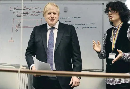  ?? DANIEL LEAL-OLIVAS / AP ?? Boris Johnson visita el departamen­t de Matemàtiqu­es al King’s College de Londres