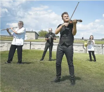  ?? PHOTO JEAN-FRANÇOIS DESGAGNÉS ?? Alexandre Da Costa et quelques musiciens de l’Orchestre symphoniqu­e de Longueuil ont participé à une séance photo, à la Citadelle de Québec, avant le début de leur tournée Balcons symphoniqu­es – Mémoire collective.