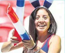  ?? Photo Icon Sport ?? Au contraire de cette supportric­e française présente à Kazan pour soutenir les Bleus du foot, la Coupe du monde de football ne passionne pas les foules en Nouvelle-Zélande.