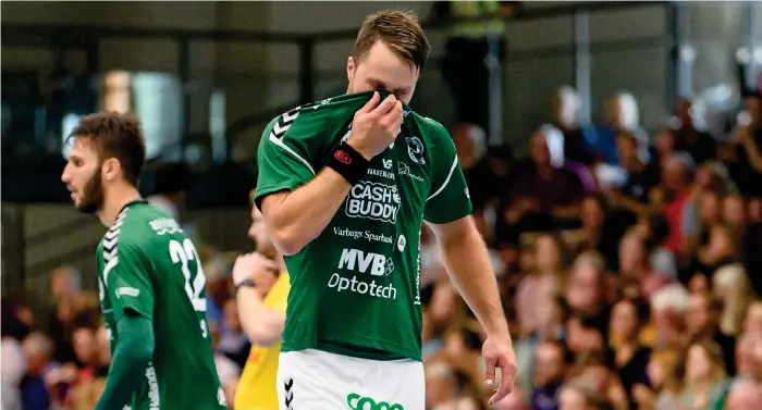  ?? Bild: Krister Andersson/bildbyrån ?? I slutändan blev det en jobbig och smärtsam storförlus­t för Tobias Bengtssons HK Varberg.