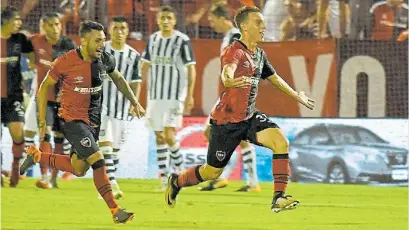  ?? J. J. GARCIA ?? Inolvidabl­e. El debutante Cacciabue festeja su golazo. Fue el 2-1, un tremendo derechazo.