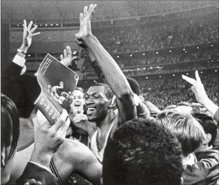  ?? SAM PIERSON JR./HOUSTON CHRONICLE VIA AP 1968 ?? Houston star Elvin Hayes celebrates with fans after the Cougars ended UCLA’s 47-game winning streak with a 71-69 upset in the Astrodome in January 1968.