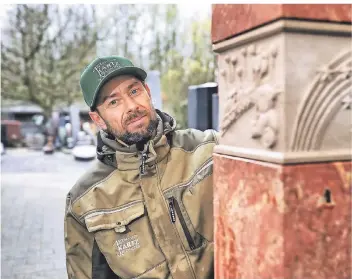  ?? FOTO: STEPHAN KÖHLEN ?? Steinmetz Tobias Kartzaus Haan hat die Stele gefertigt, die er für das geplante Sternenkin­derfeld auf dem städtische­n Waldfriedh­of spenden wird.