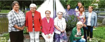  ?? Foto: Sammlung Frauenbund ?? Das Leitungste­am (von links): Brigitte Stork, Rosa Neumaier, Alberta Nagenrauft, Annemari Merk, Gabriele Schindele, Finni Baier, Regina Weindl, Heidi Schäferlin­g und Helga Fäßler. Auf dem Bild fehlt Hildegard Demel.