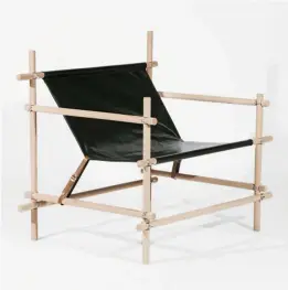  ??  ?? LE FAUTEUIL Manico, hommage aux paysans siciliens avec sa structure inspirée de manches de pioches.