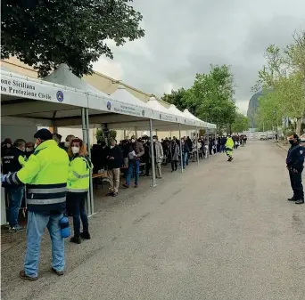  ?? (foto Regione Siciliana) ?? In coda Decine di persone in attesa di farsi vaccinare alla Fiera del Mediterran­eo a Palermo