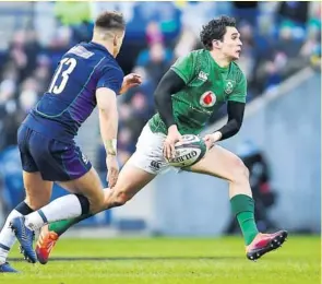  ?? Photos Icon Sport ?? Sexton a été touché à la tête très tôt dans le match, son remplaçant Joey Carberry a mené les Verts à la victoire. À noter que les deux hommes jouaient l’an passé dans la même franchise, le Leinster. Mais pour l’intérêt supérieur de l’Irlande, Carbery est parti au Munster.