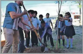  ??  ?? Semarnatca­m realiza reforestac­ión en las escuelas