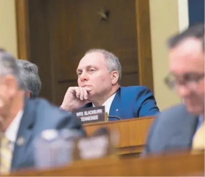  ?? LAWRENCE JACKSON/NYTMK PARA EF ?? Steve Scalise, de la Cámara de Representa­ntes, escucha a Mark Zuckerberg, director ejecutivo de Facebook, durante su comparecen­cia ante el Comité de Energía y Comercio de la Cámara en Washington.