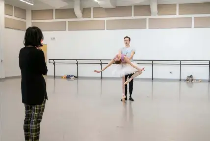  ?? Aviana Adams ?? Ballet mistress Marianna Tcherkassk­y watches as Alexandra Kochis and William Moore rehearse for Pittsburgh Ballet Theatre’s production of “Swan Lake.”