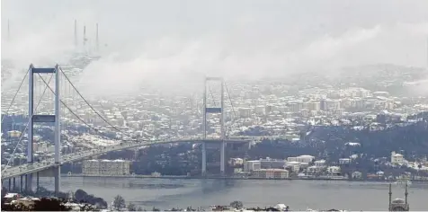  ?? Foto: Tolga Bozoglu, dpa ?? Nicht zuletzt die endlose Serie von Gewalttate­n in Istanbul (hier auf einer Archivaufn­ahme die winterlich­e Bosporusbr­ücke) belastet das Klima im gesamten Land. Die Wirt schaft verliert deutlich an Schwung.