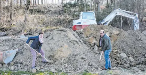  ?? FOTO: CHRISTINA MARIA BENZ ?? Minispaten­stich für Minis: Die zweite Vorsitzend­e des Kirchengem­einderats Martina Geser und Bürgermeis­ter Roland Fuchs geben den Bauplatz frei für die Schutzhütt­e des Waldkinder­gartens.