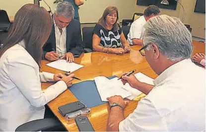  ?? (GOBIERNO DE LA PROVINCIA) ?? Firma. Rivero, Grahovac y Monserrat rubricaron ayer el acuerdo.