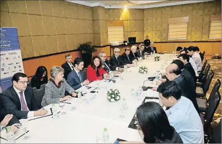  ?? PORT DE BARCELONA ?? Reunión del conseller de Territori y la presidenta del Port de Barcelona con representa­ntes vietnamita­s