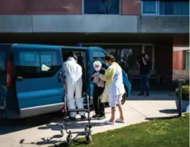  ?? FOTO SVEN DILLEN ?? Rolstoelge­bruikers of bedlegerig­e bewoners werden met ambulances verhuisd, de meest mobiele bewoners in een busje.