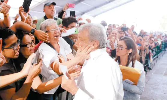  ??  ?? López Obrador de gira por San Luis Potosí, donde reiteró su crítica a la reforma energética y aseguró que la producción petrolera “va en picada”.