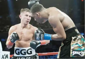  ??  ?? Gennady Golovkin se apresta a lanzarle una derecha a Danny Jacobs durante el combate celebrado el sábado en el Madison Square Garden.