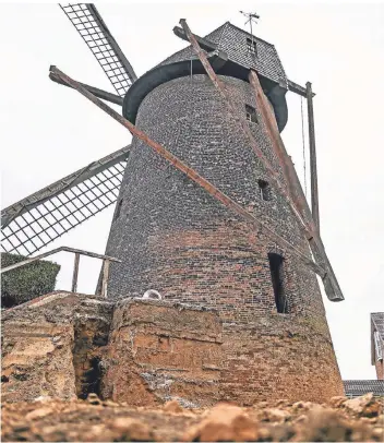  ?? FOTO: LARS FRÖHLICH ?? Bei Sanierungs­arbeiten im Umfeld der Hiesfelder Mühle wurde der seit 200 Jahren verdeckte Sockel freigelegt.