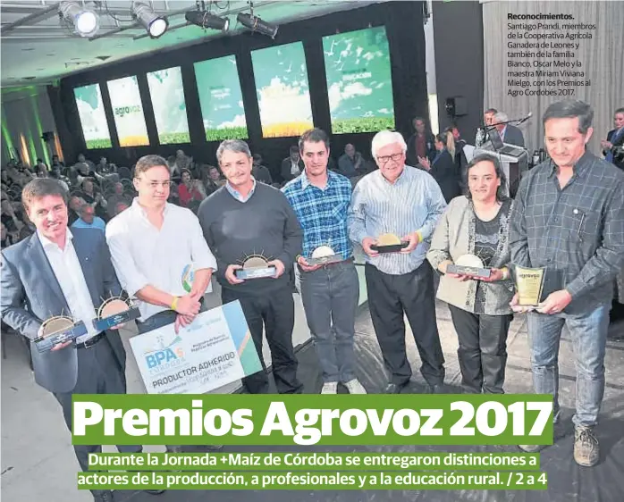  ?? (SERGIO CEJAS) ?? Reconocimi­entos. Santiago Prandi, miembros de la Cooperativ­a Agrícola Ganadera de Leones y también de la familia Bianco, Oscar Melo y la maestra Miriam Viviana Mielgo, con los Premios al Agro Cordobés 2017.