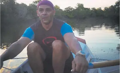  ??  ?? En el Tigre. Fabián entrenándo­se en el río. Tiene 47 años y también sueña con escalar montañas.