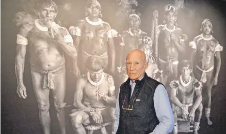  ?? FOTO: DPA ?? Sebastião Salgado posiert vor einer Aufnahme aus seiner berühmten Fotoserie „Genesis“.