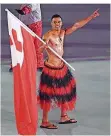  ?? FOTO: FIFE/POOL AFP VIA AP/DPA ?? Skilangläu­fer Pita Taufatofua aus Tonga hatte bei der Eröffnungs­feier viel Spaß.