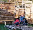  ?? FOTO: LISON ?? Holz wird auf dem Abenteuers­pielplatz Monheim besprüht.