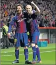  ??  ?? Messi, con Iniesta.