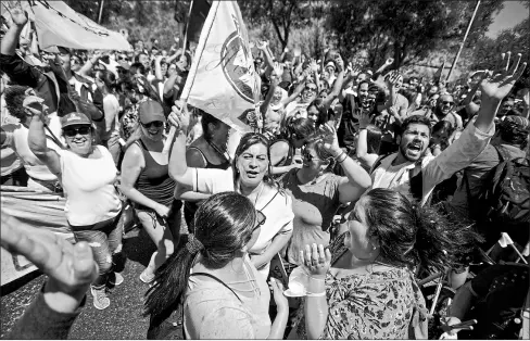  ?? Claudio reyes / AFP ?? •
Asociacion­es de profesiona­les, sindicatos y usuarios del sector de la salud salieron ayer a protestar en Santiago.