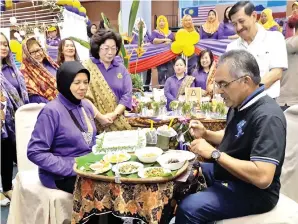  ??  ?? SUKARTI (kanan) dan Hairani (kiri) melawat gerai JKK Ekonomi Rumahtangg­a (ERT) dan Kraftangan Puspanita.