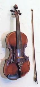  ?? ANGELA PETERSON, MILWAUKEE JOURNAL SENTINEL ?? This fiddle belonged to Ann Sheahan’s Irish grandfathe­r and dates to about 1919. It’s displayed in her dining room.
