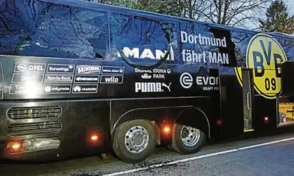  ?? Foto: Bernd Thissen ?? Der beschädigt­e Mannschaft­sbus von Borussia Dortmund nach dem Sprengstof­fanschlag.