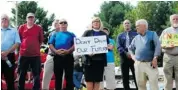  ?? DRAKE FENTON/OTTAWA CITIZEN ?? At an MRC Pontiac news conference this month, Rev. Mavis Brownlee holds a sign protesting CN’s plan to remove tracks.