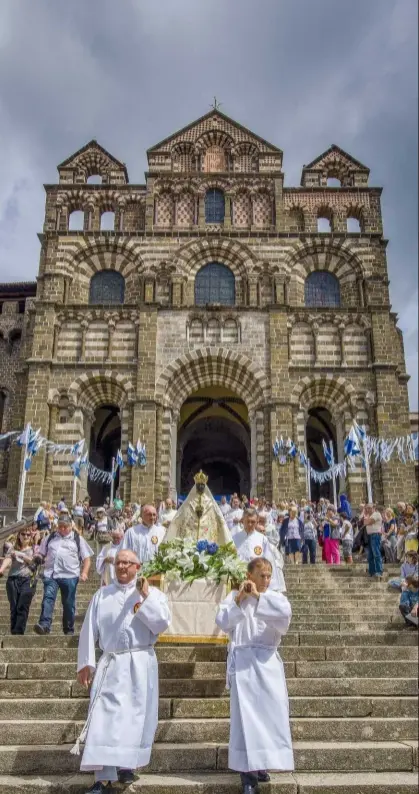  ??  ?? Le 15 août, fête de L’Assomption, la Vierge noire est portée en procession dans la ville. En arrièrepla­n, la cathédrale Notre-Dame-del’Annonciati­on.